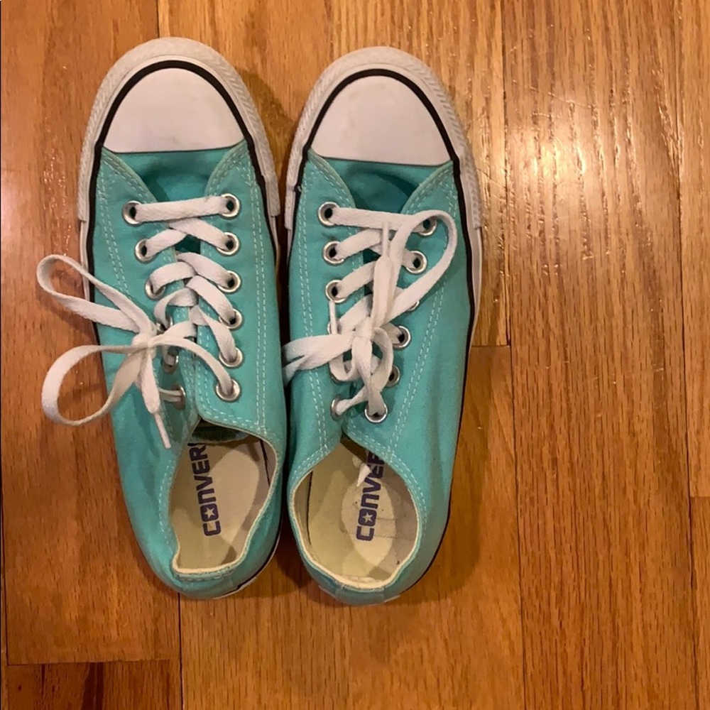 Like new girls converse sneakers